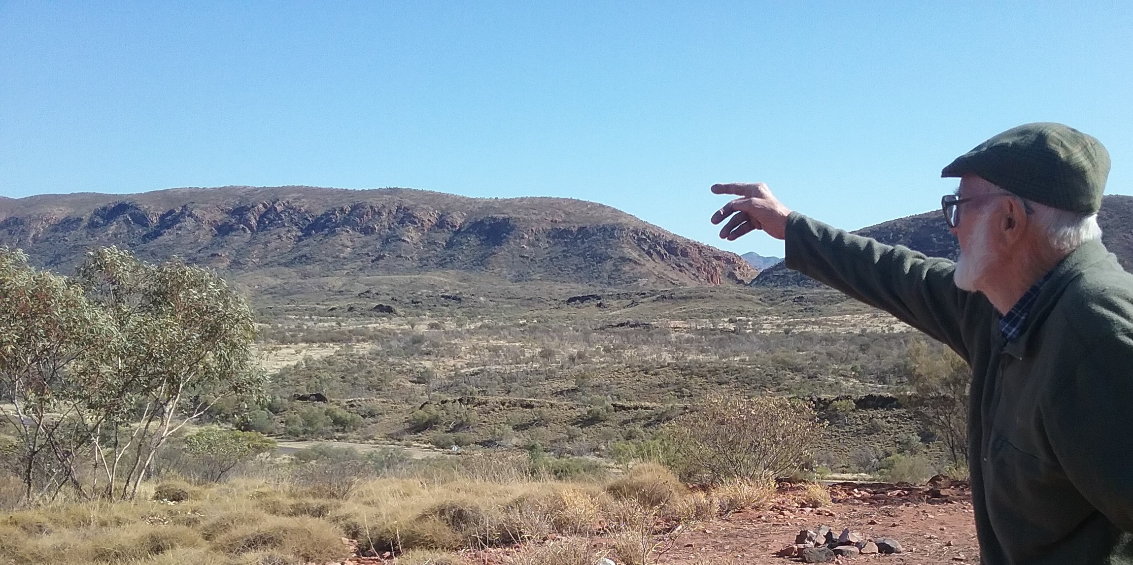 Tjilpi pointing to Ellery lookout West of Alice-Springs